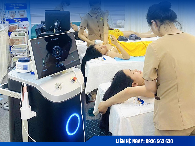 khách hàng sau khi Triệt lông bikini bằng công nghệ ruby AI